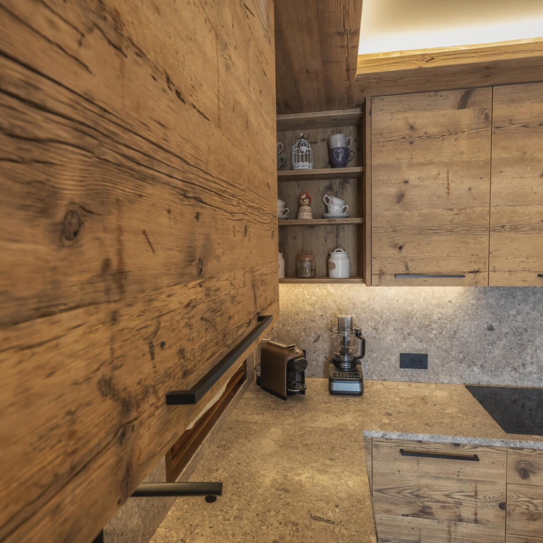 Dettagli dell'artigianalità di mobili fatti su misura