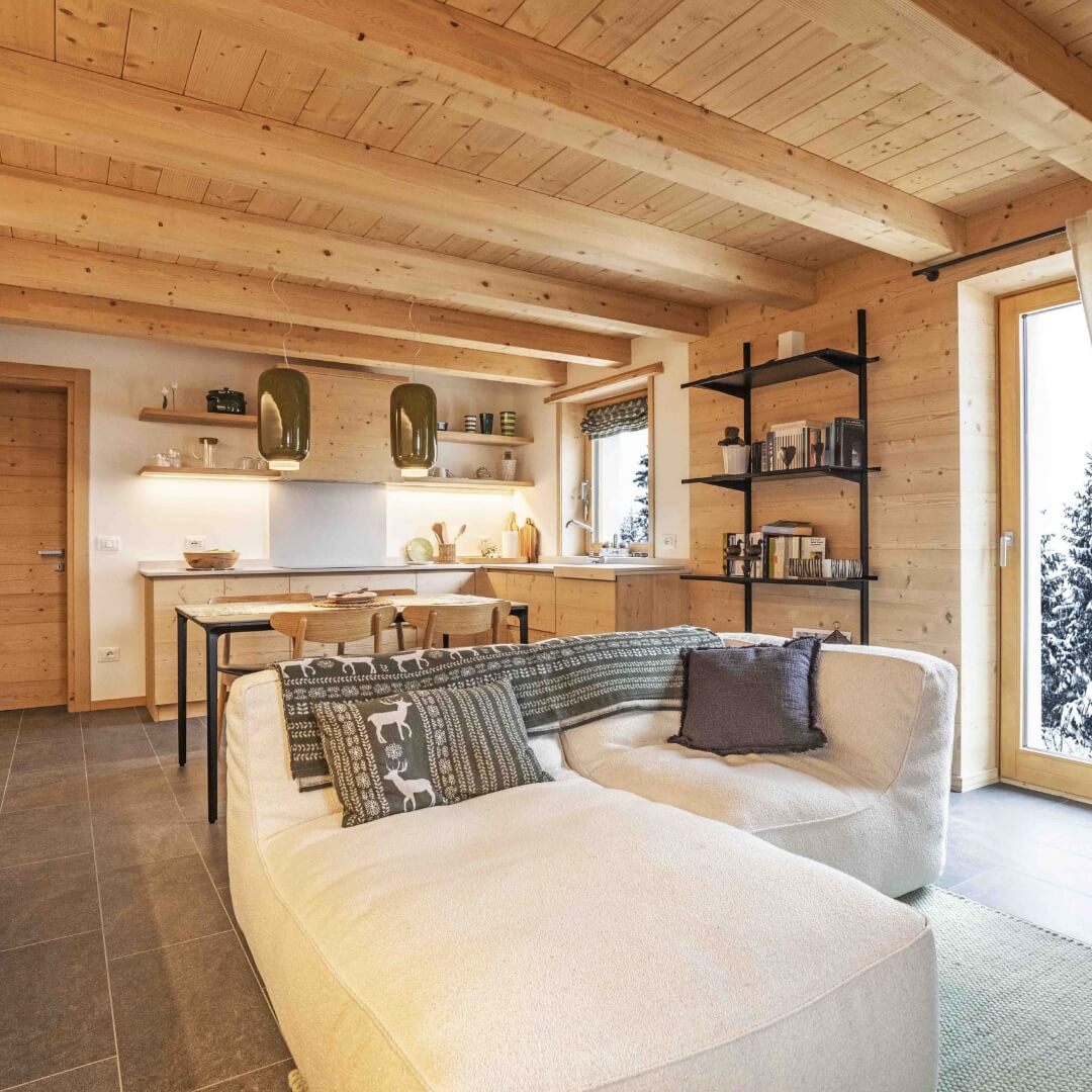 Soggiorno rivestito in legno di montagna