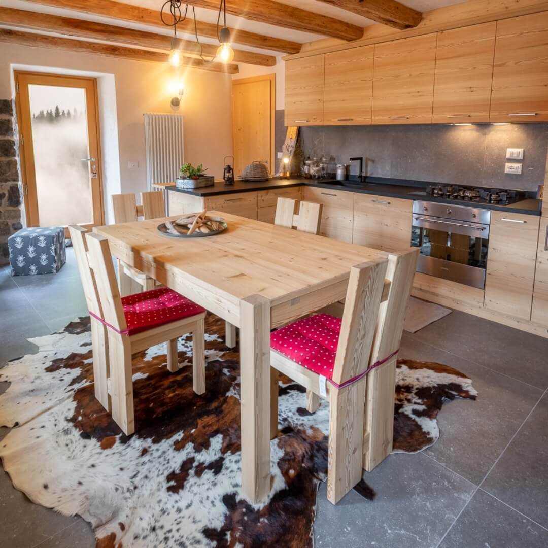 Tavolo e sedie in legno di montagna su misura