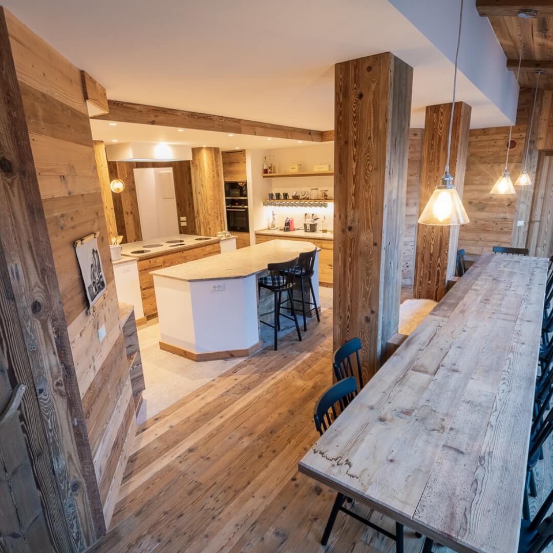 Cucina e sala da pranzo ampie per una baita di montagna