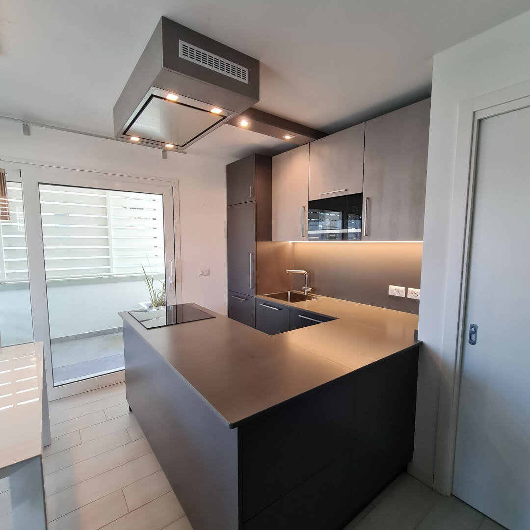 Arredamento moderno in legno laccata grigio e nero