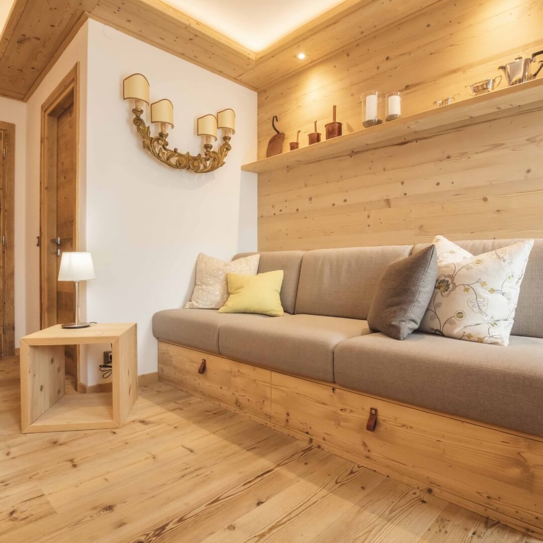 Divano con struttura in legno e cassetti