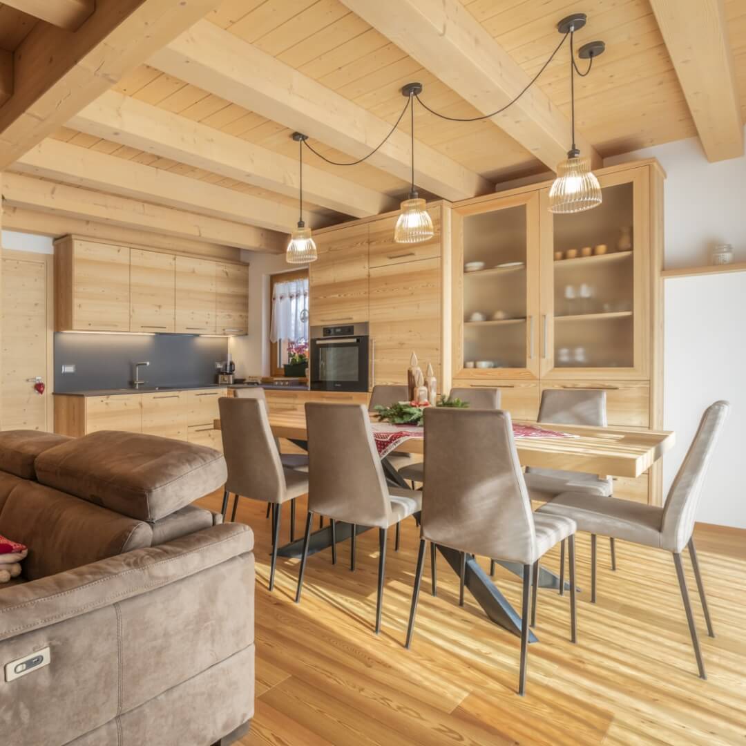 Sala da pranzo in legno liscio, chiaro, moderno e luminoso