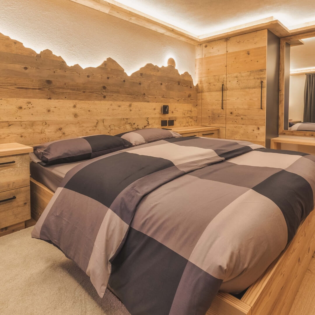 Rivestimento parete in camera da letto con profilo delle montagne