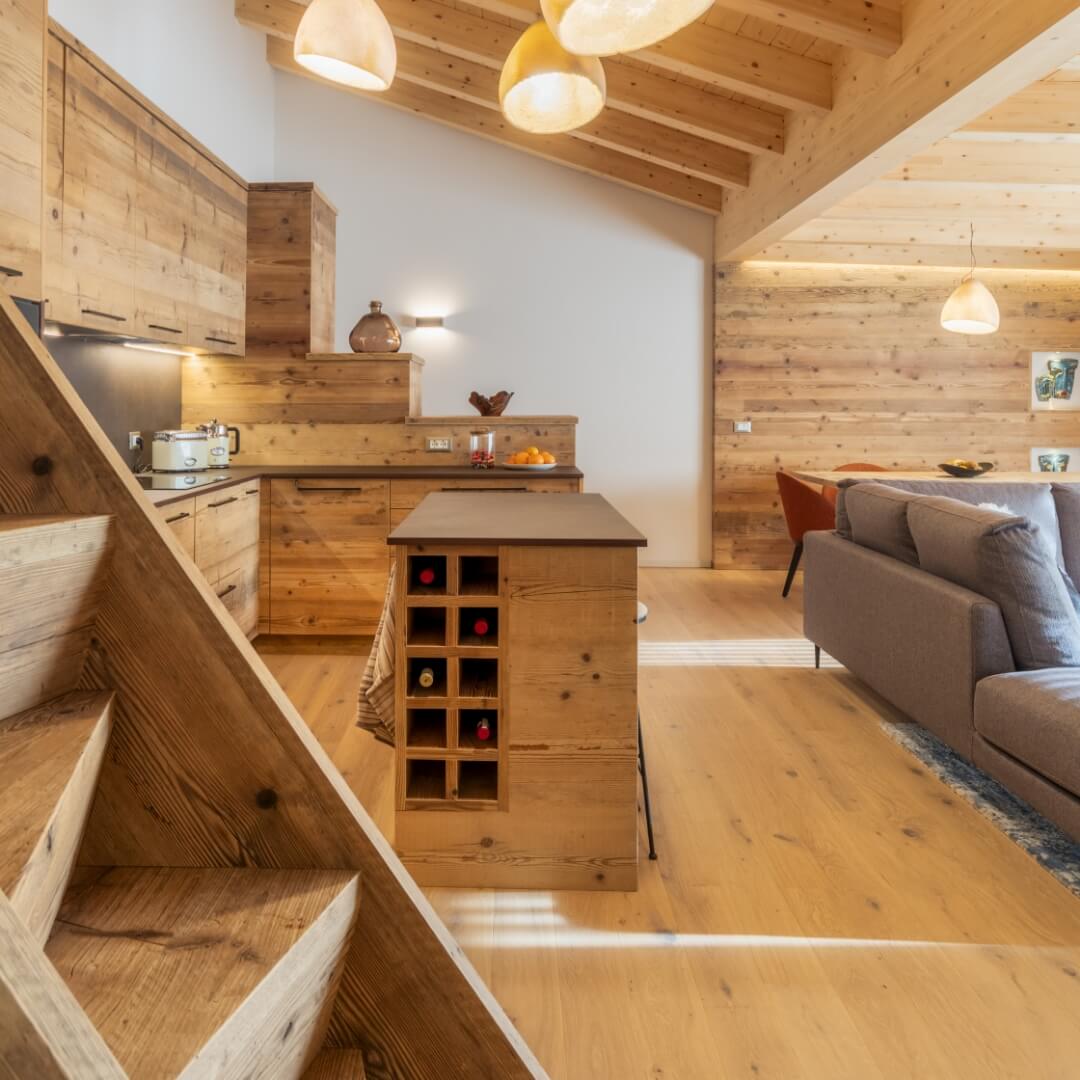 Scalini resistenti e moderni in legno in contesto di montagna