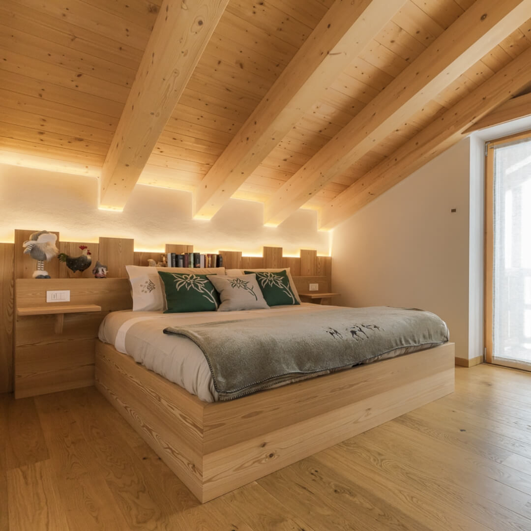 Soffitto in legno chiaro con travi lisce