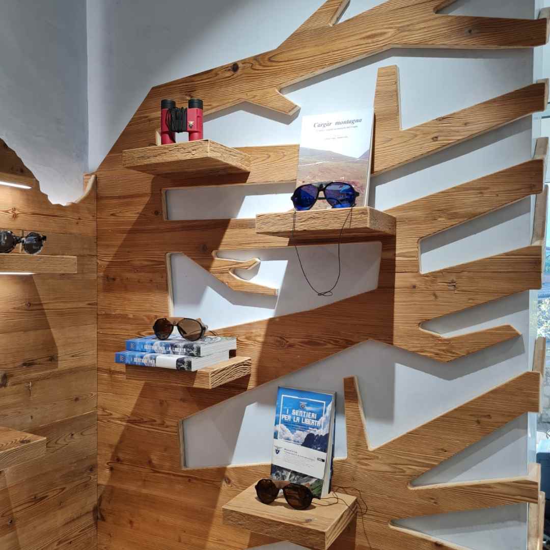 Parete attrezzata in legno di montagna per l'esposizione di occhiali