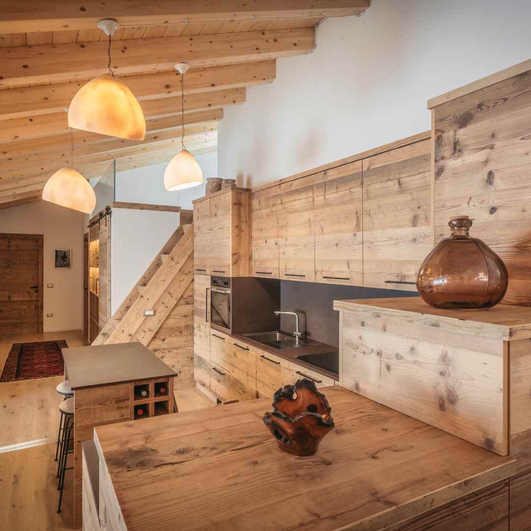 Cucina rustica in legno di recupero con isola portabottiglie