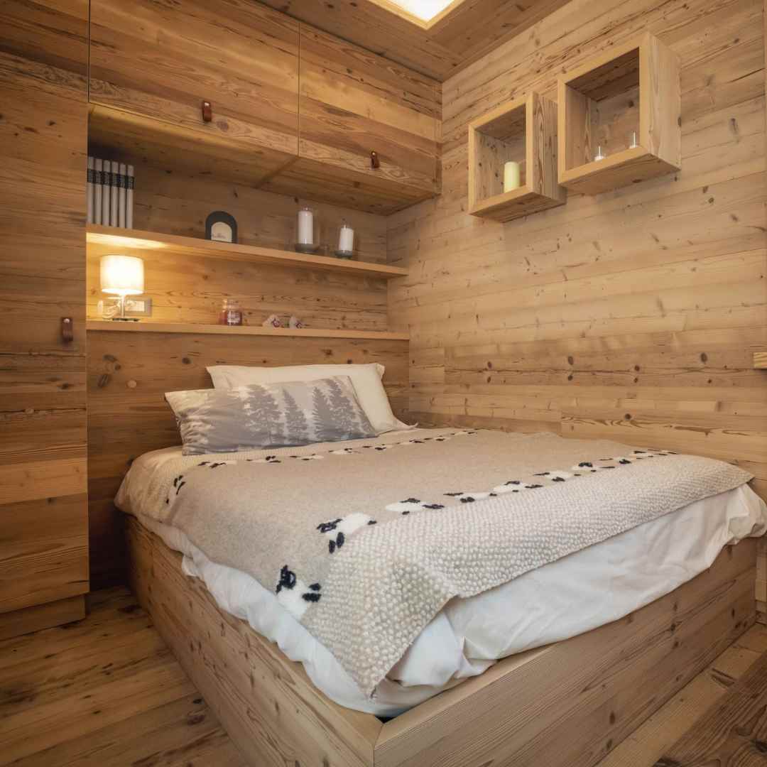 Camera singola completamente rivestita di legno di montagna