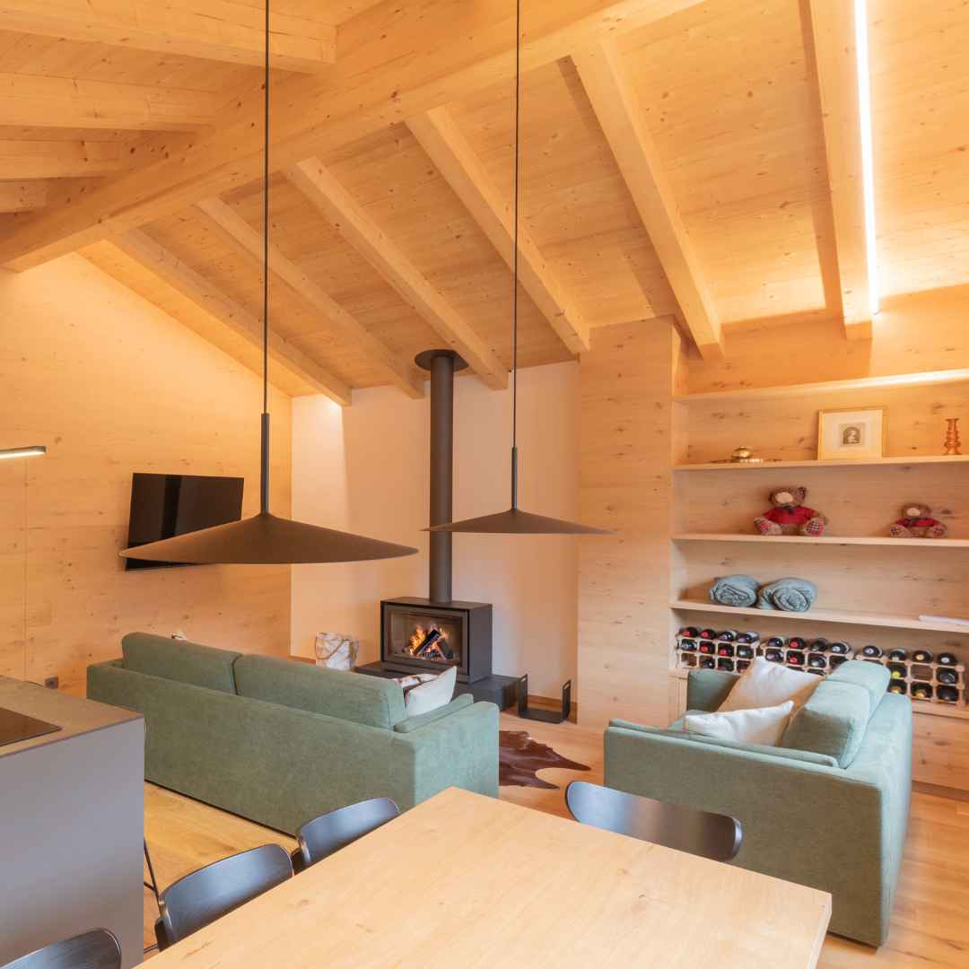 Soggiorno di montagna rivestito in legno chiaro e liscio