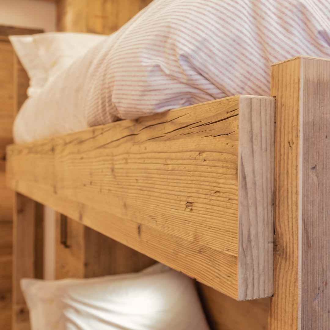 Dettaglio della struttura dei letti a castello in legno