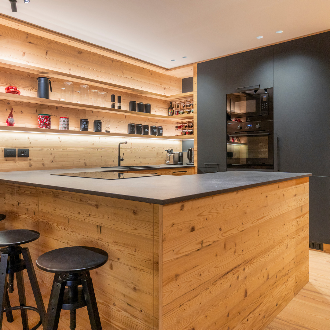 Cucina in legno su misura con isola centrale