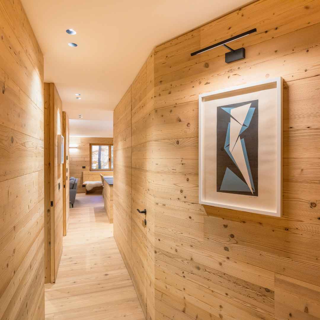 Corridoio rivestito in legno dove le porte scompaiono