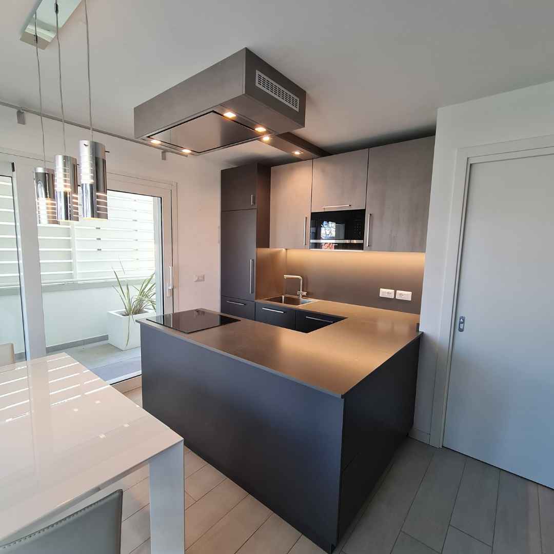 Cucina moderna con penisola nera opaca e grigia