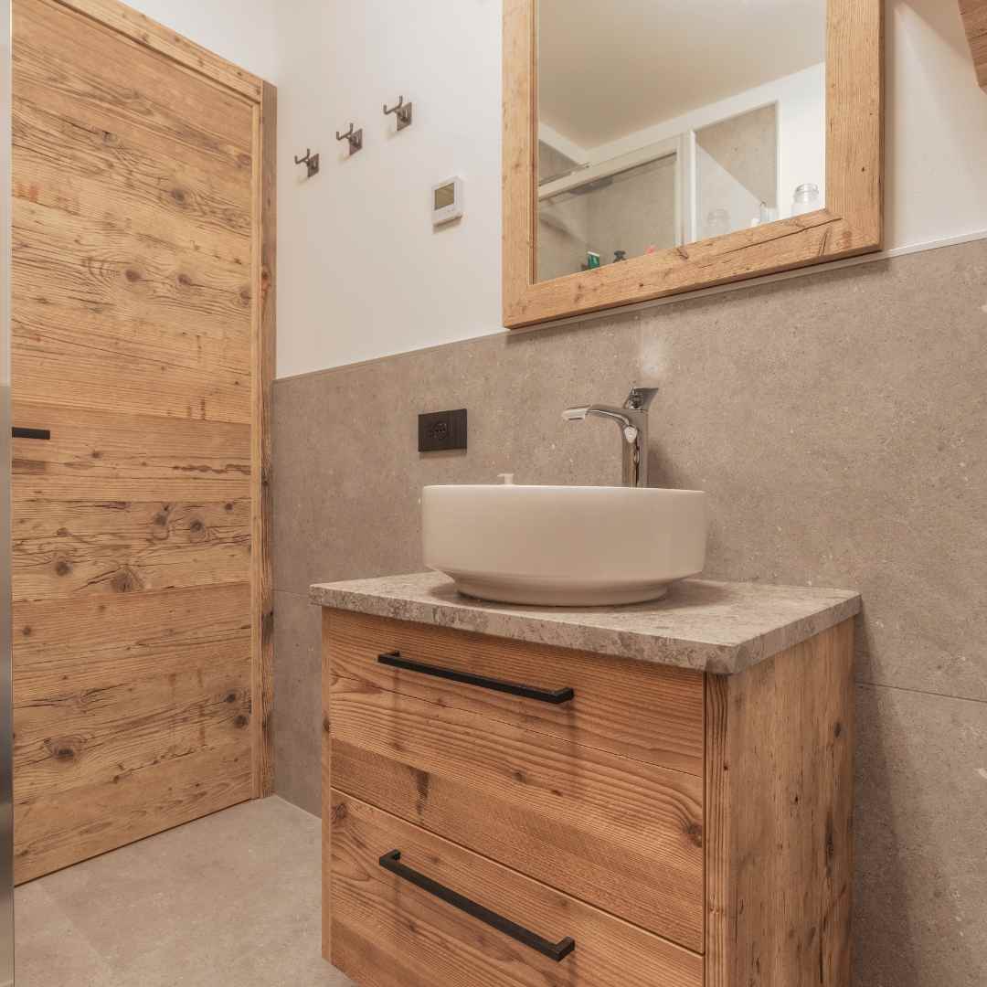 Arredo bagno in stile di montagna con pietra dolomia