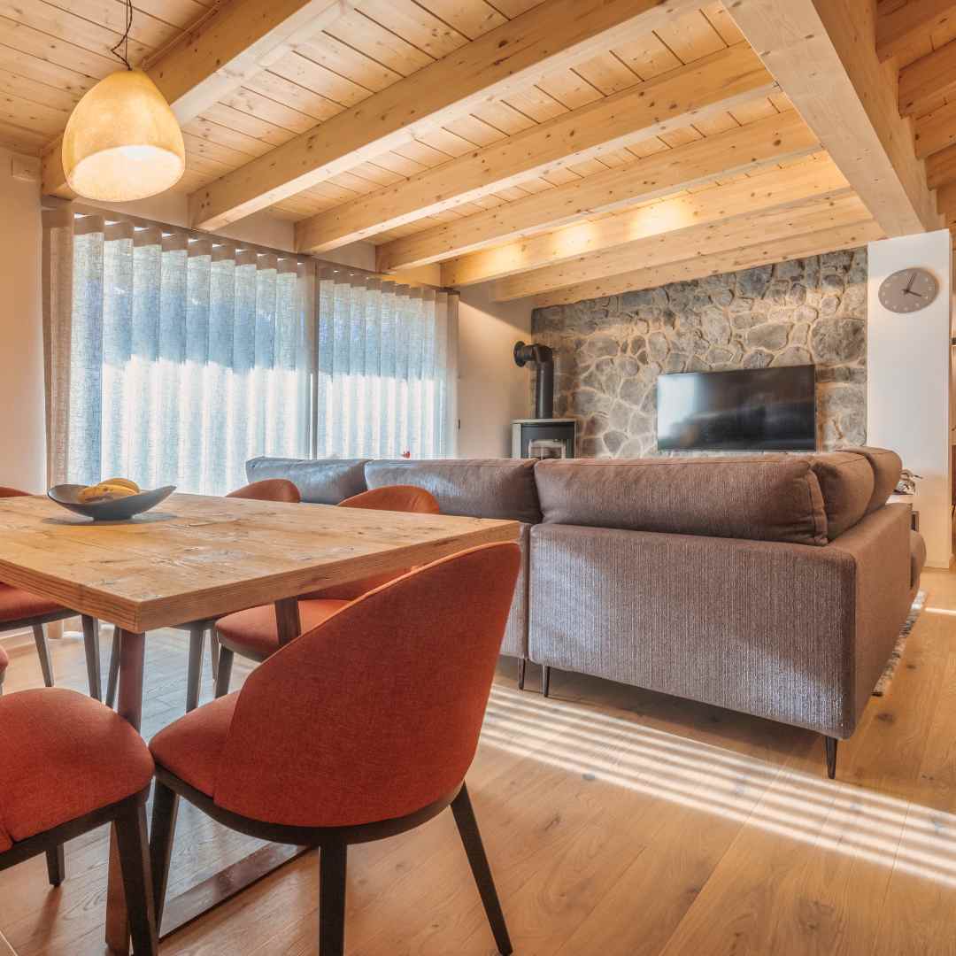 Soggiorno con controsoffitto in legno luminoso