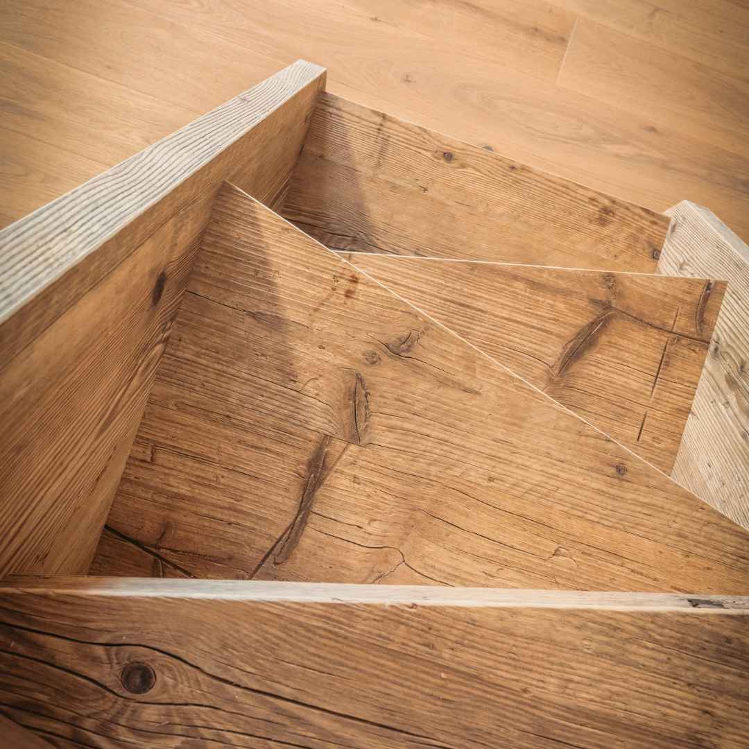 Scala con gradini asimmetrici su misura in legno antico