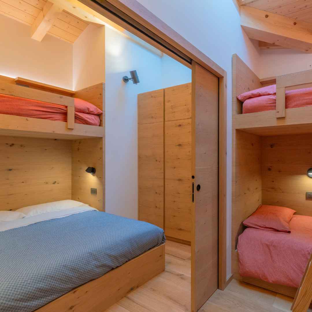 Camera e cameretta in legno di rovere con letti a castello