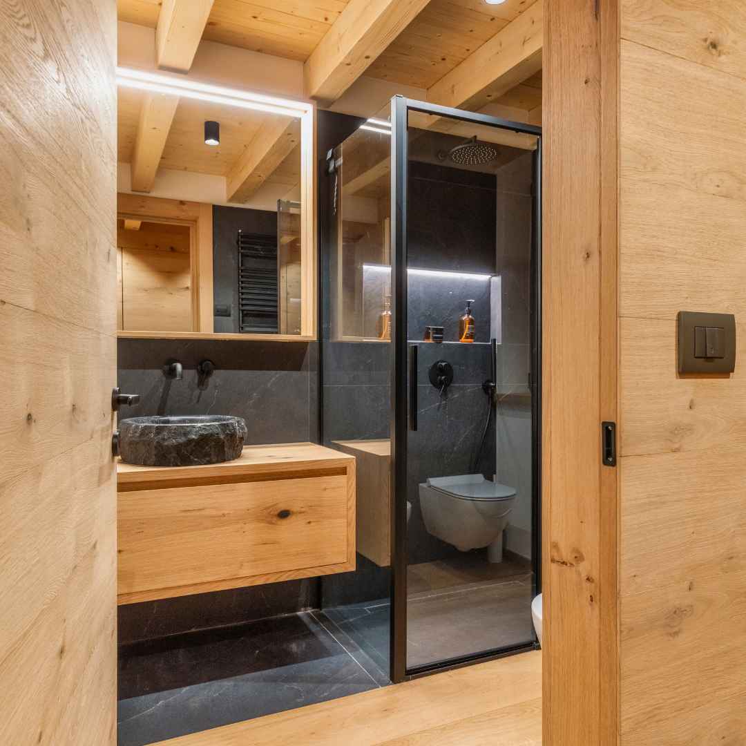 Arredo bagno in legno di rovere su misura moderno ed elegante