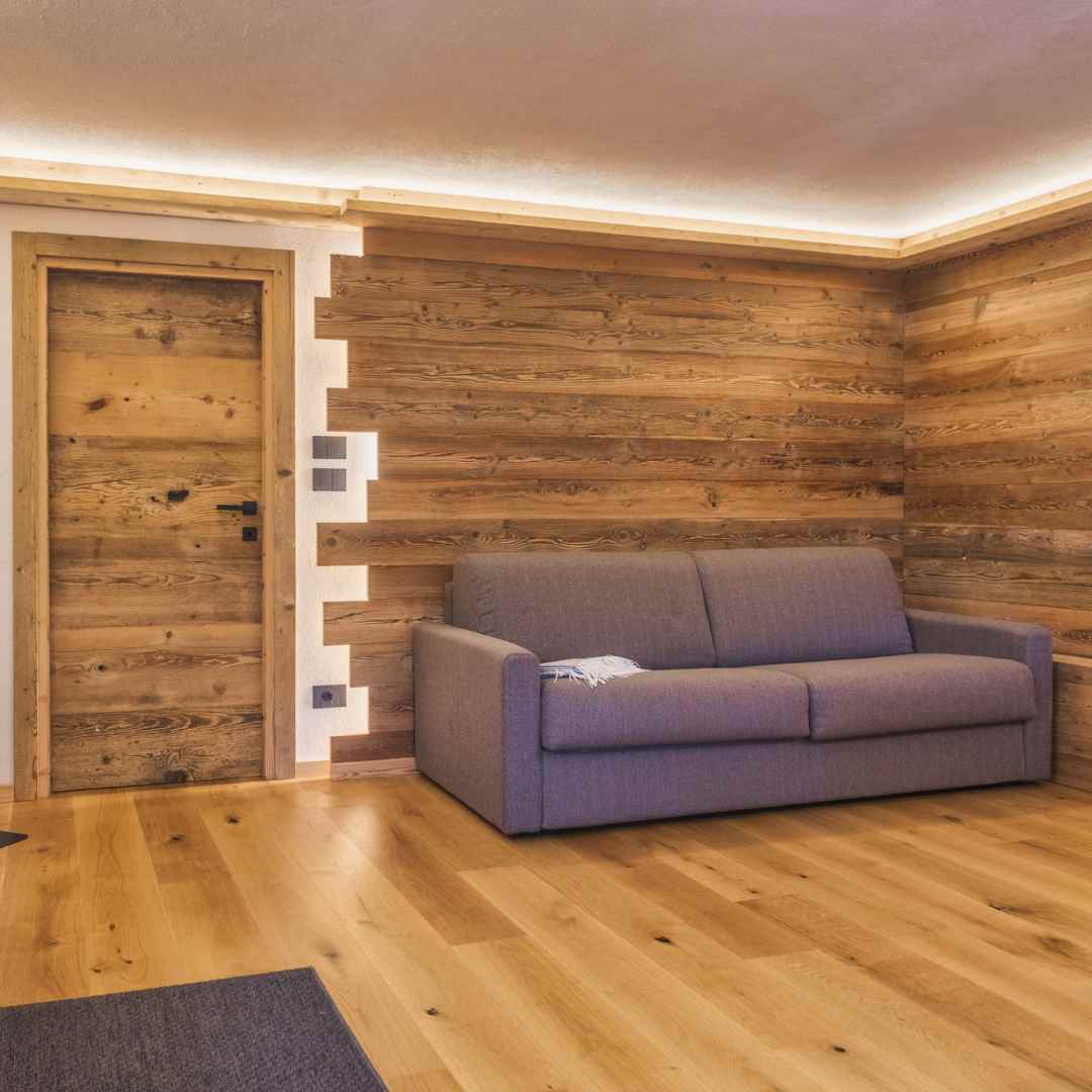 Rivestimento parete in abete vecchio con profilo delle assi retroilluminato