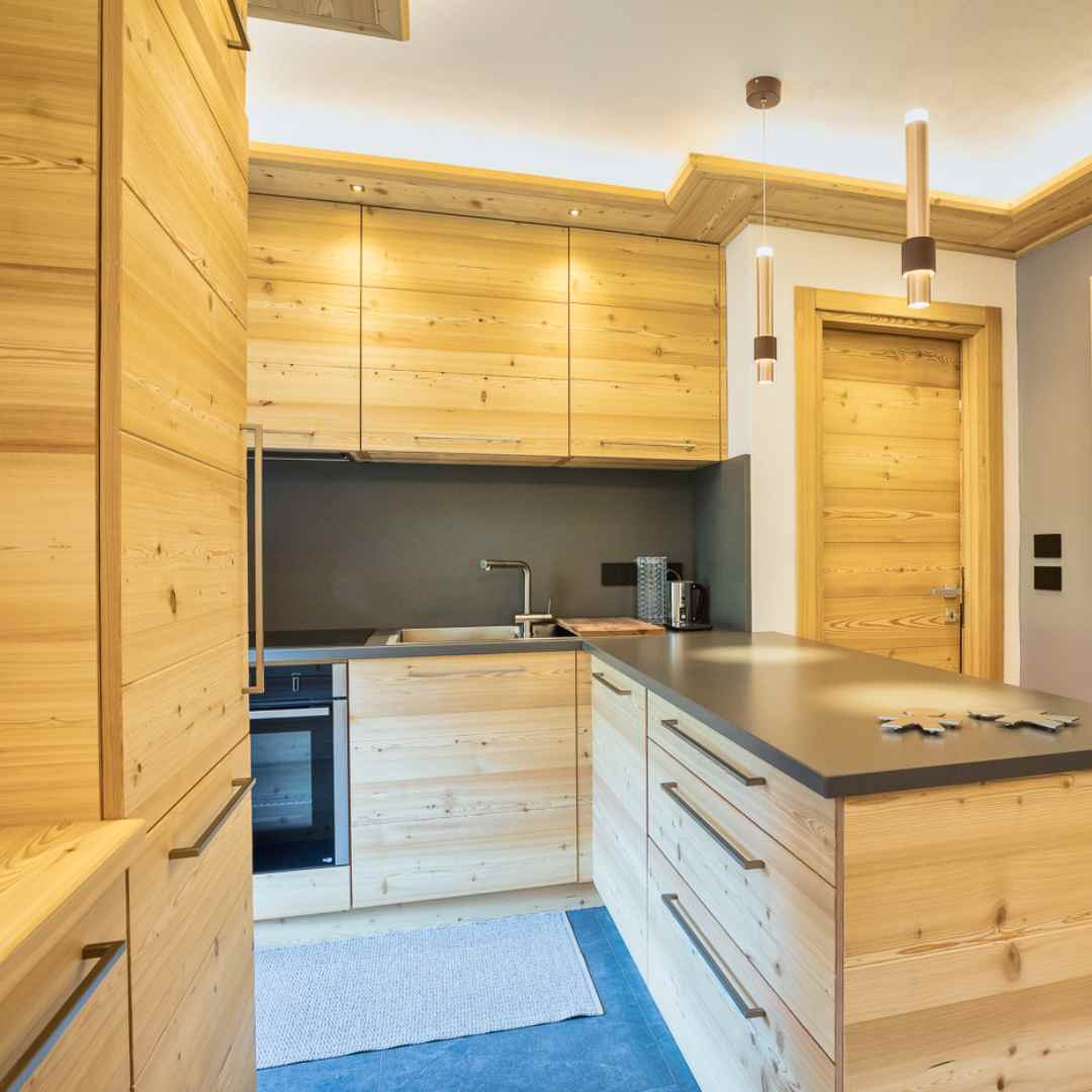 Realizzazione cucina con penisola in stile di montagna in legno di larice