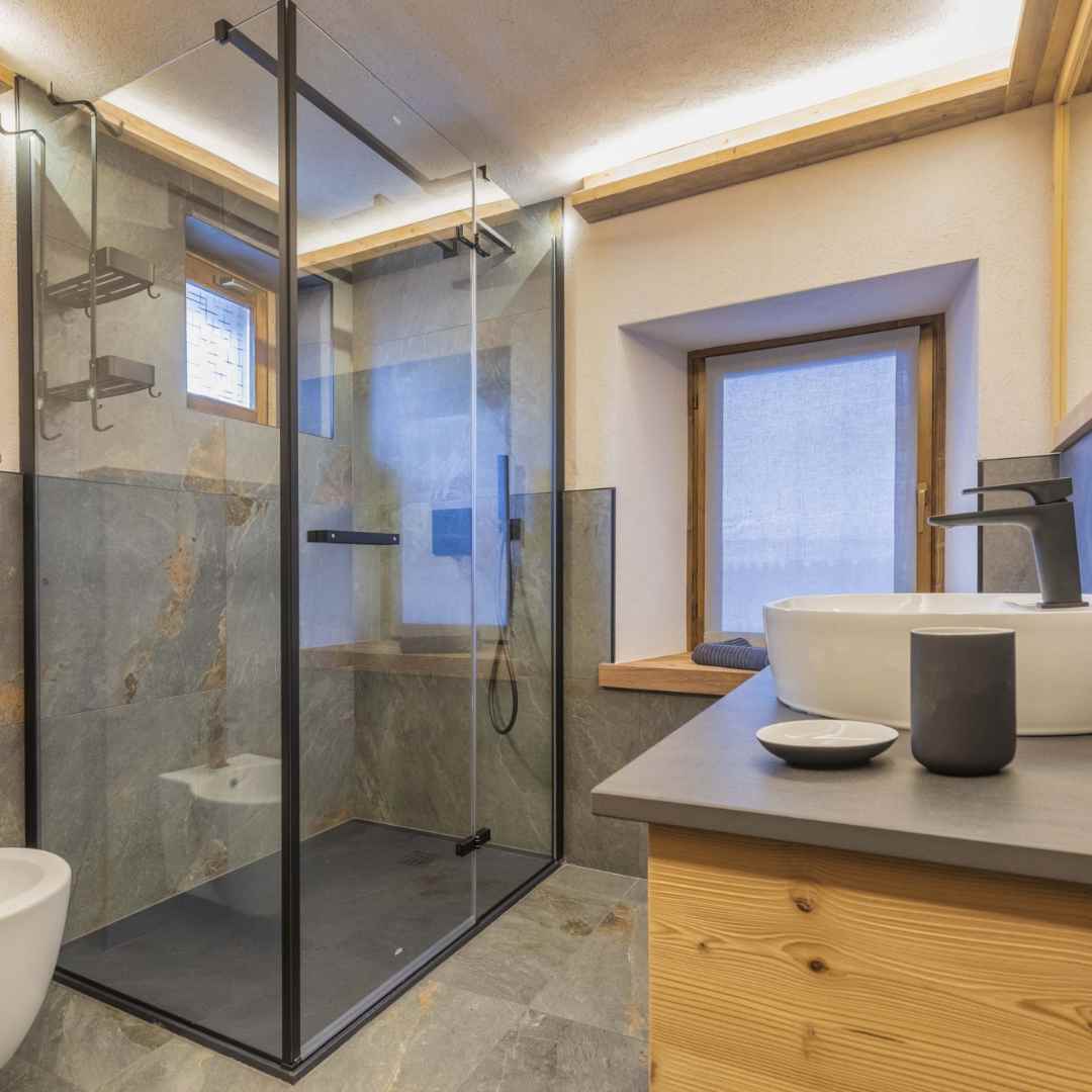 Arredo bagno su misura in legno con pietra grigia