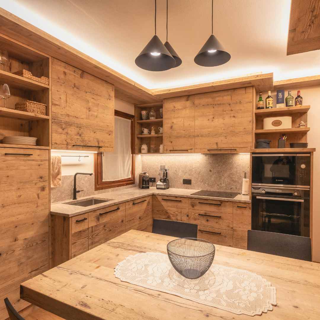Cucina di montagna con legno grezzo e piano cottura illuminato