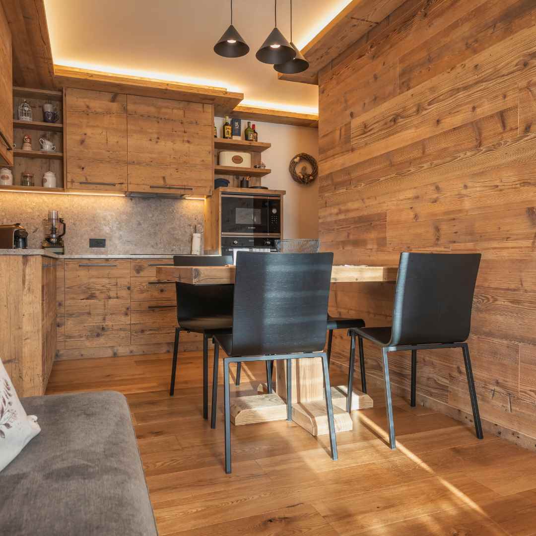Cucina open space in legno con sfumature diverse e dettagli industrial