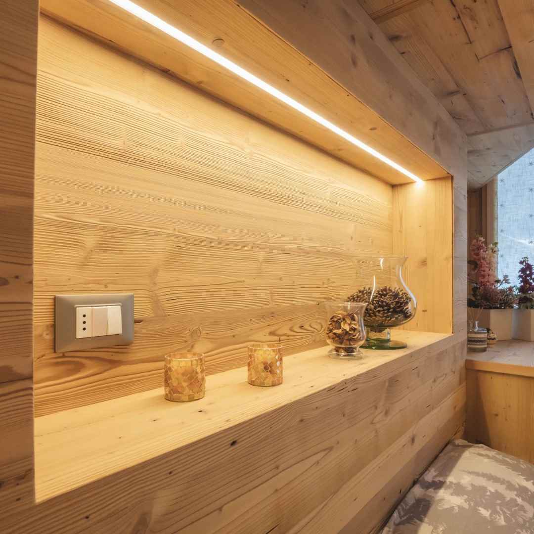 Mensola porta oggetti in legno con LED integrato