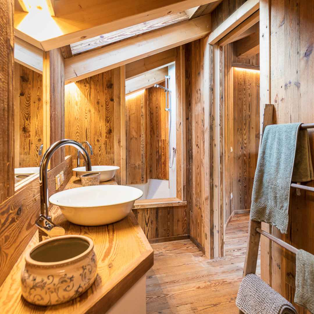Bagno rivestito in legno come una baita di montagna