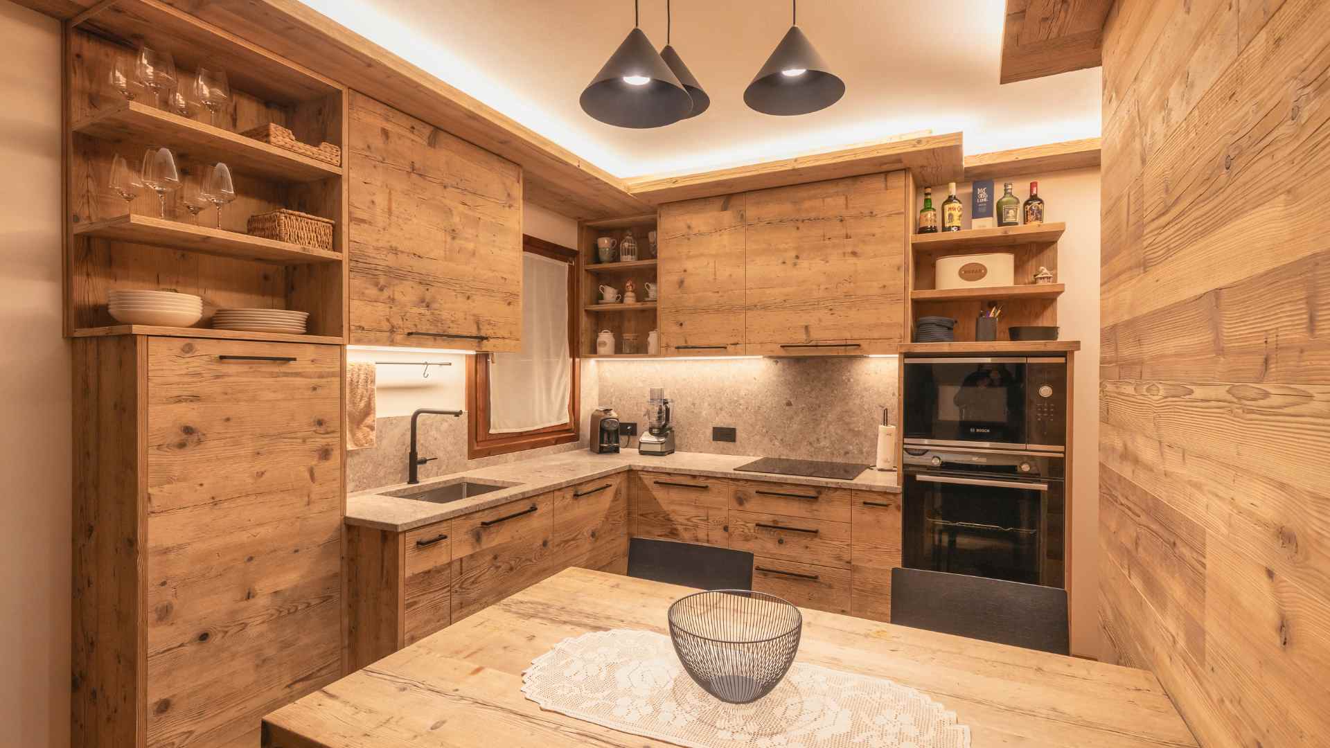 Cucina rustica realizzata con legno di recupero