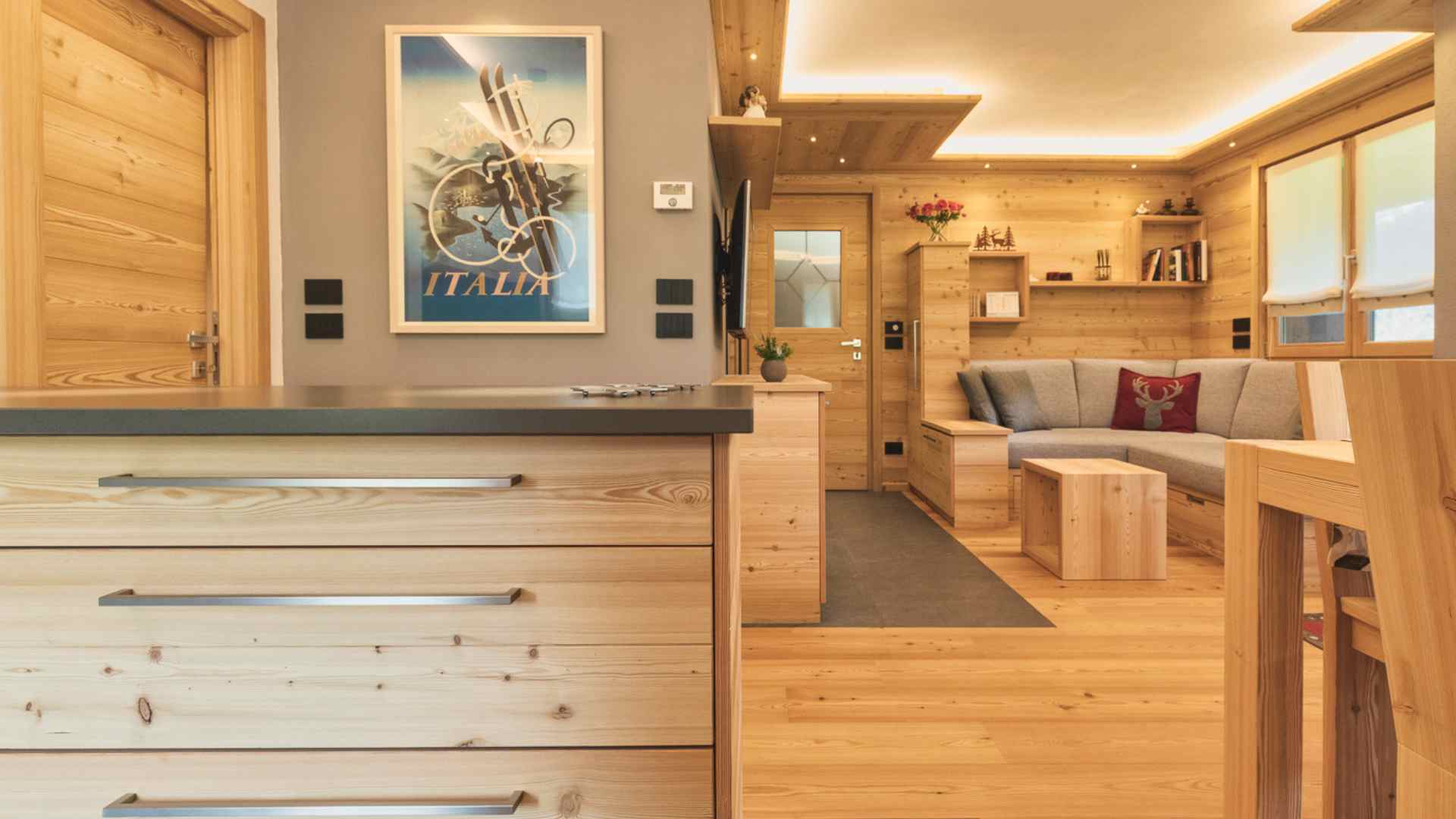 Appartamento con mobili realizzati in legno di larice