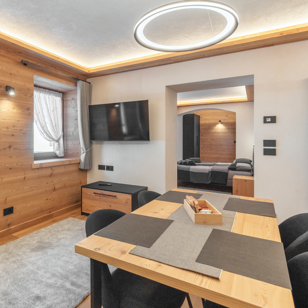 Tavolo in legno moderno con gambe di ferro e parete in legno