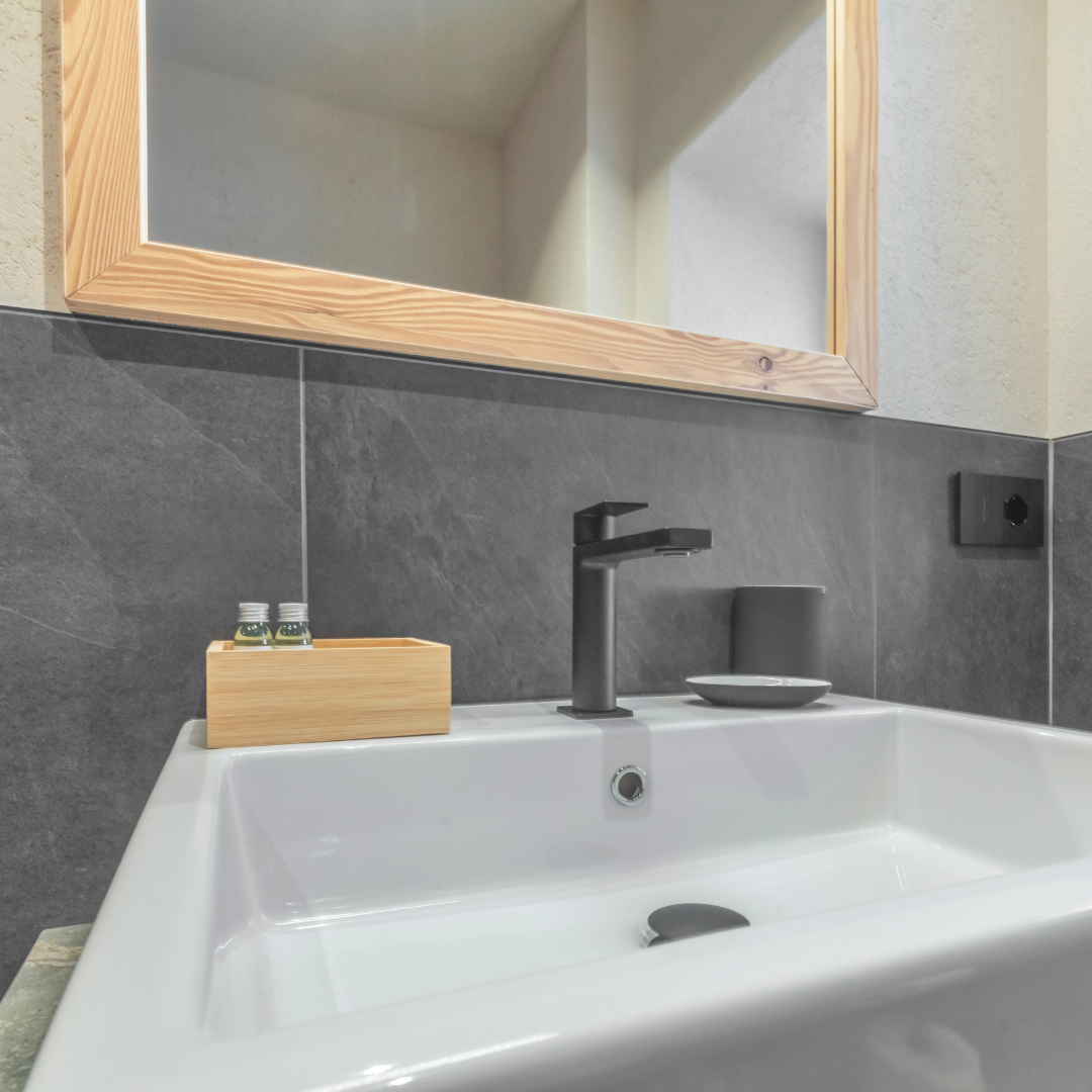 Cornice e porta sapone di legno