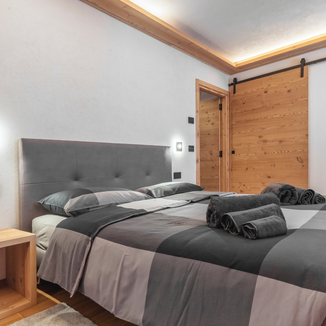 Porta scorrevole in legno con binari a vista