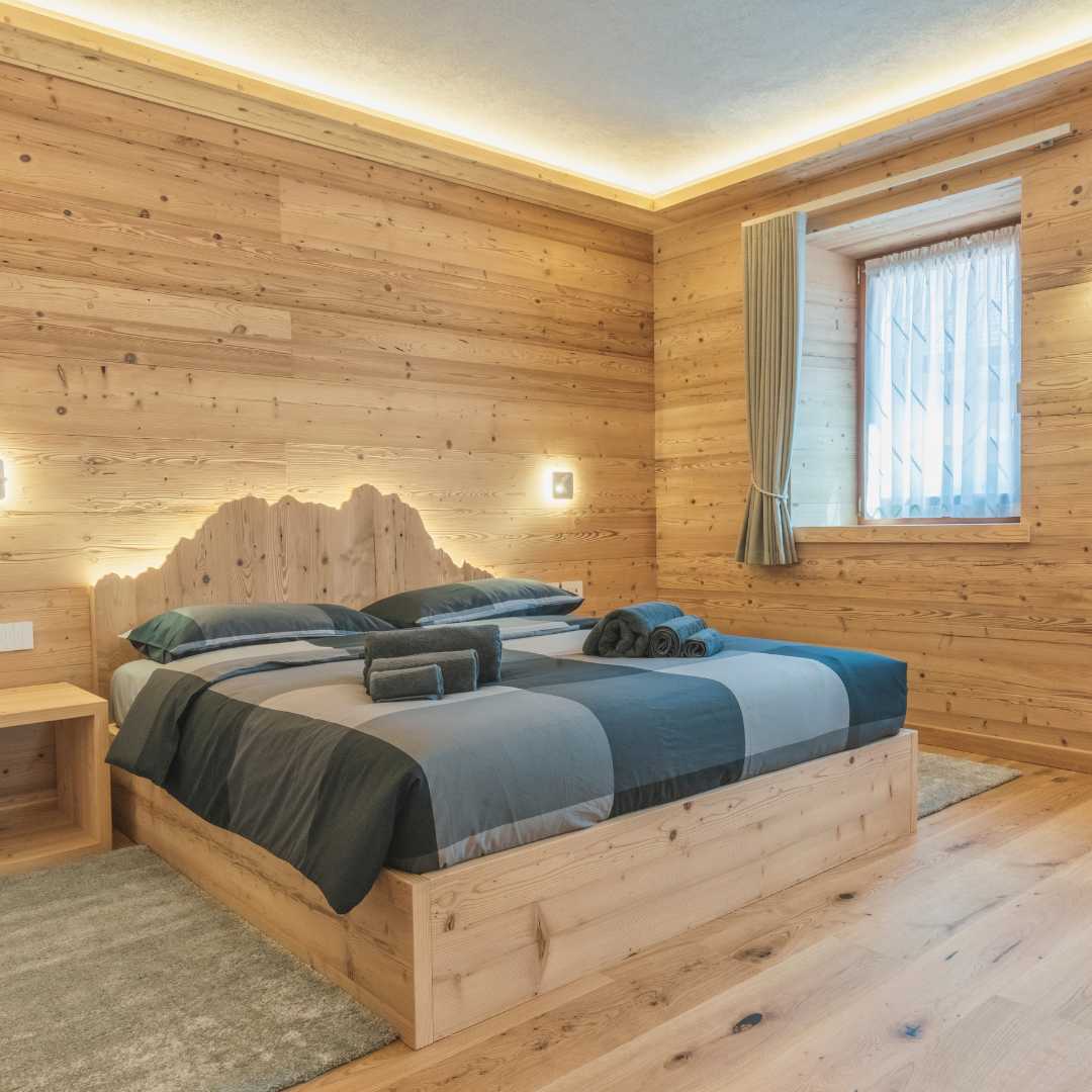 Rivestimenti e pavimento camera da letto in legno