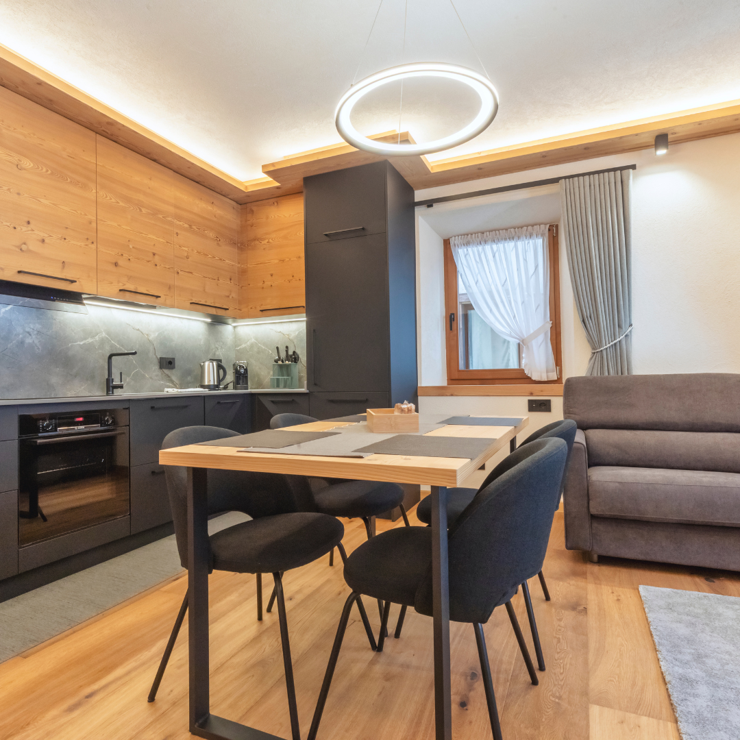 Cucina e tavolo da pranzo moderni in legno