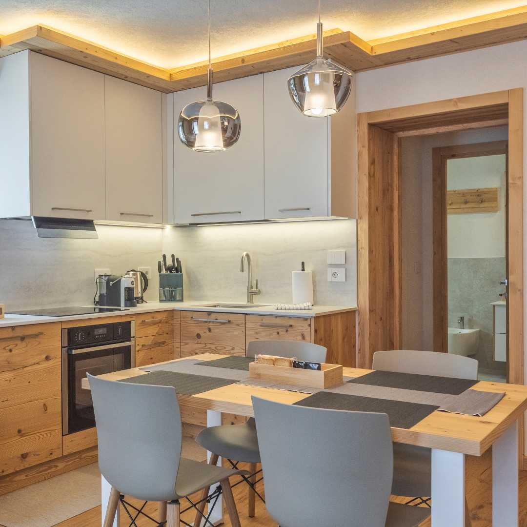 Cucina bicolore in legno e con ante verniciate in gricio