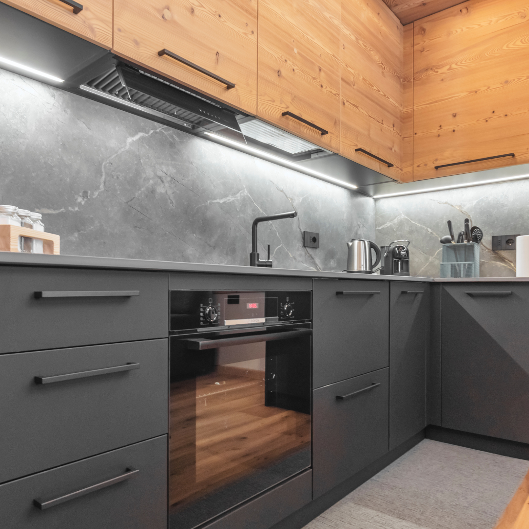 Cucina moderna e rustica in legno e finitura nera opaca con maniglie minimal