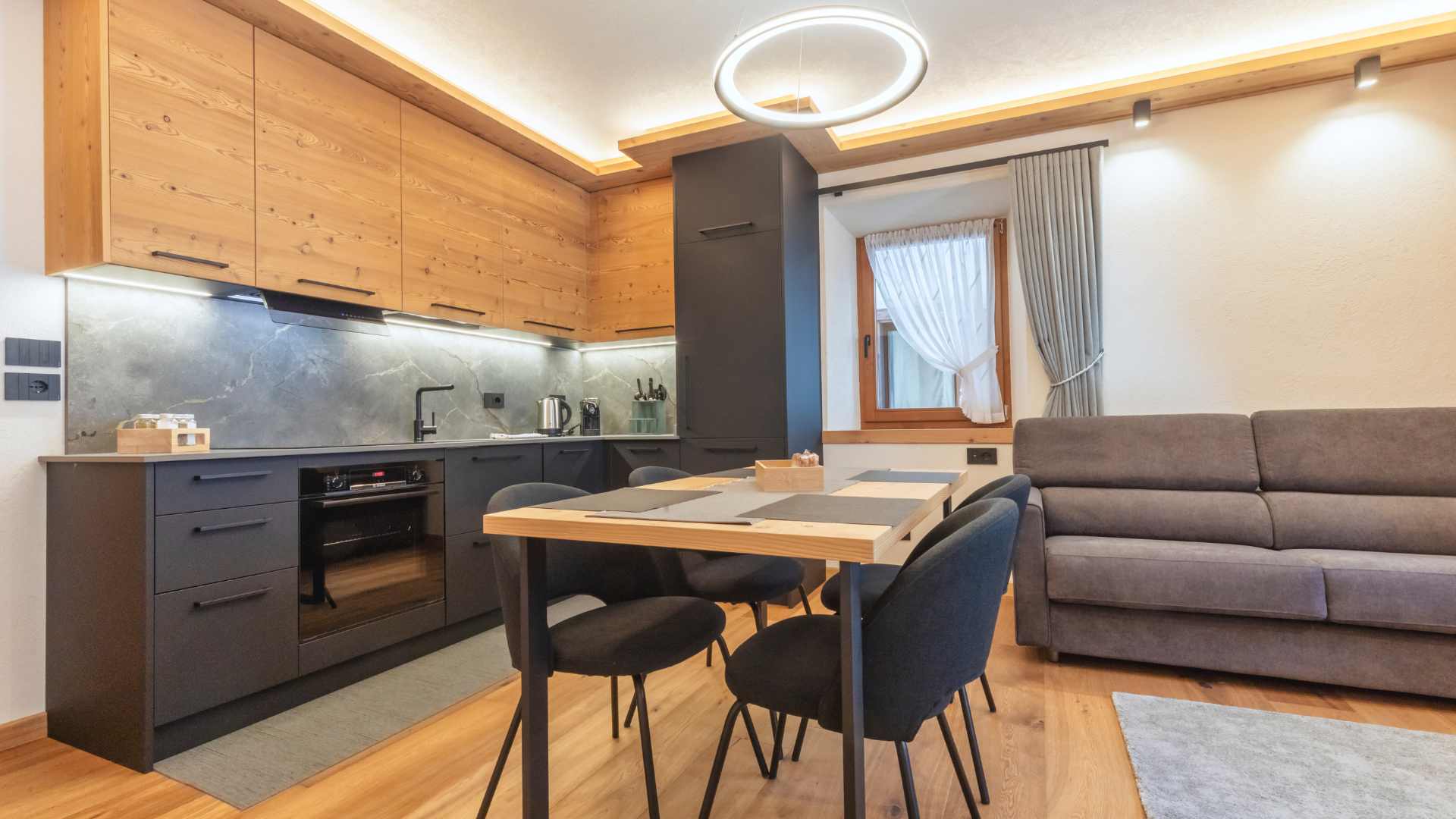 Cucina moderna con ante in legno naturale e nobilitato color nero opaco anti impronte