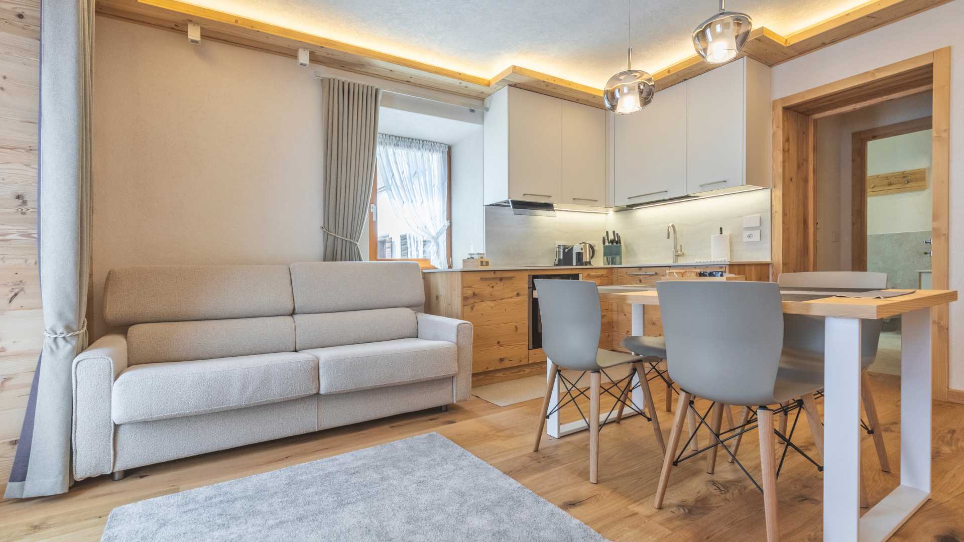 Appartamento rustico-moderno in legno e beige