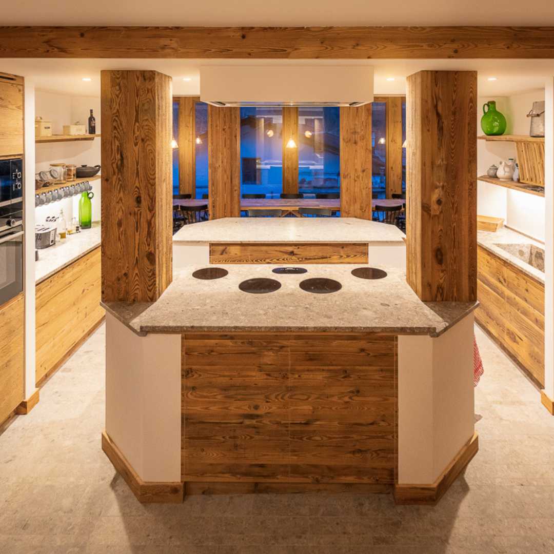 Zona cucina e fornelli di uno chalet di montagna con soffitto basso