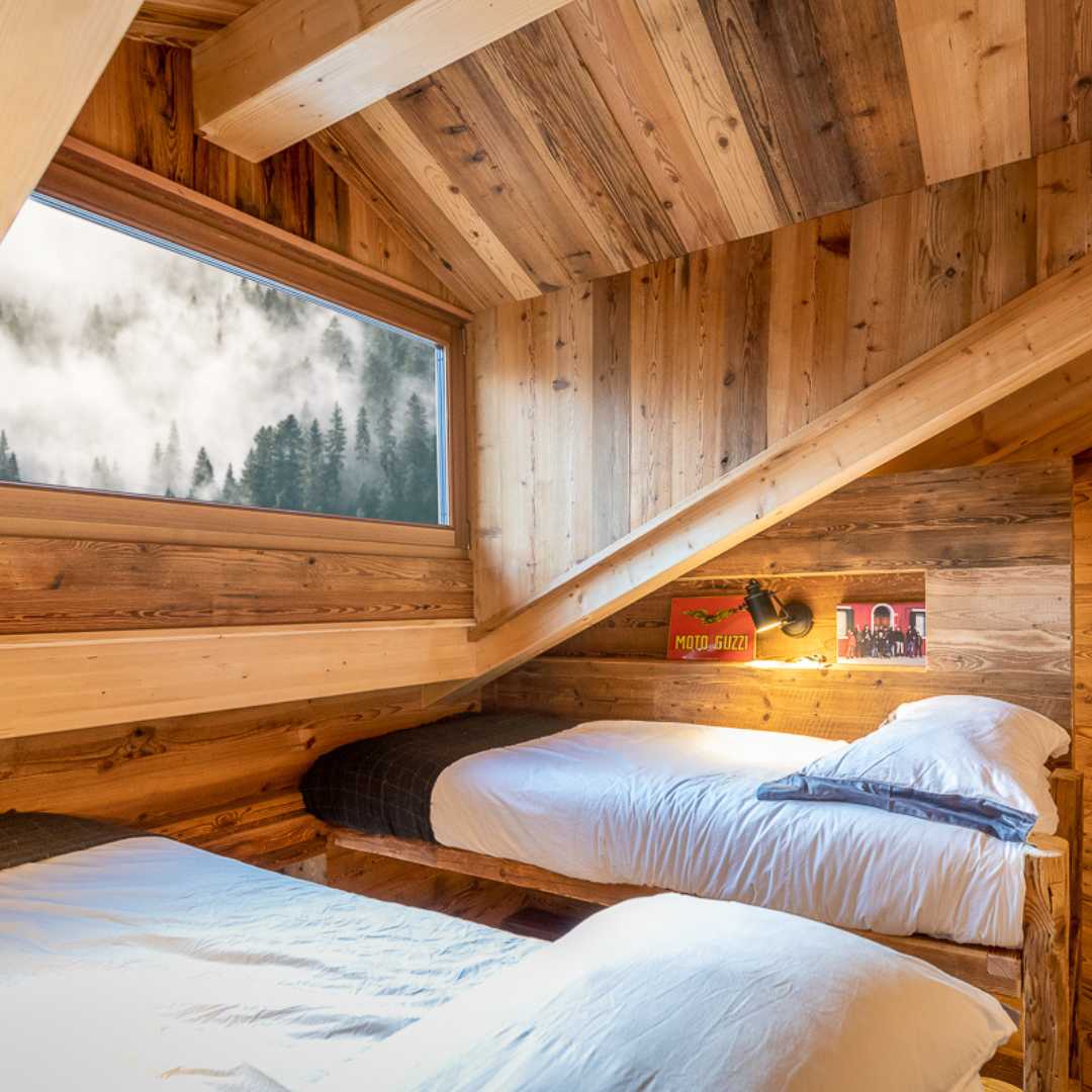 Soffitto e rivestimenti in legno di uno chalet di montagna