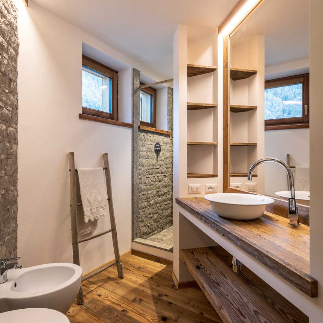 Bagno di una baita in montagna in legno e pietra