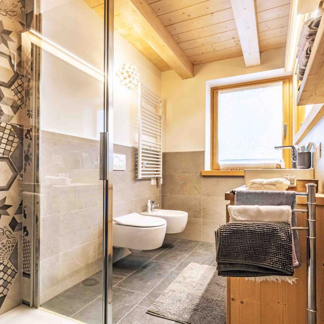Bagno moderno con mobili e soffitto in abete evaporato