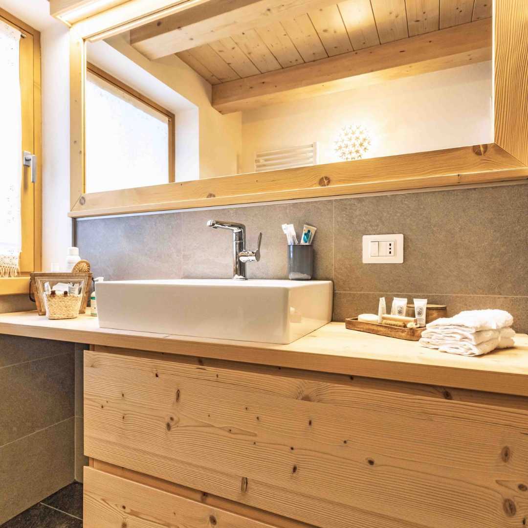 Mobili bagno a gola e cornice specchio in legno di abete
