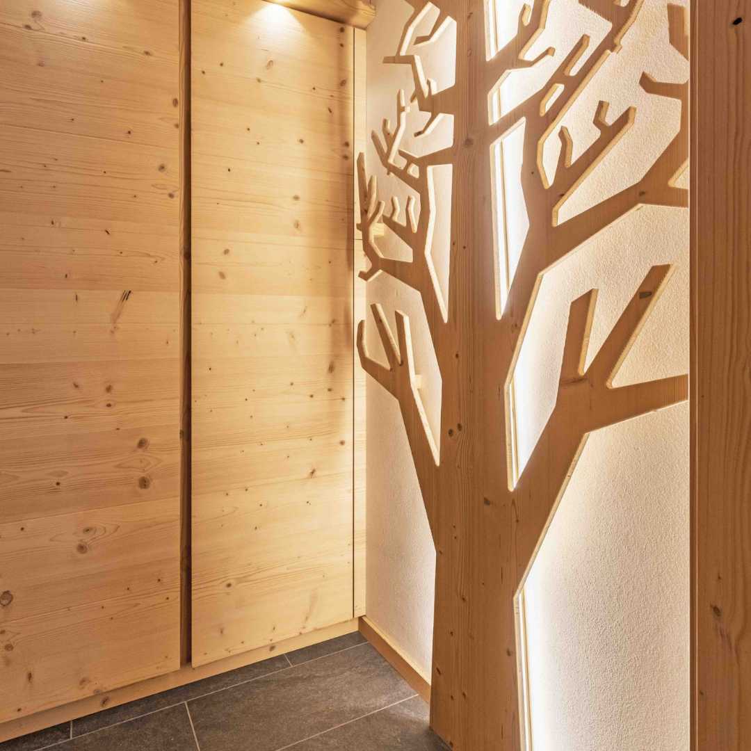 Armadiatura a muro e sagoma di albero in abete