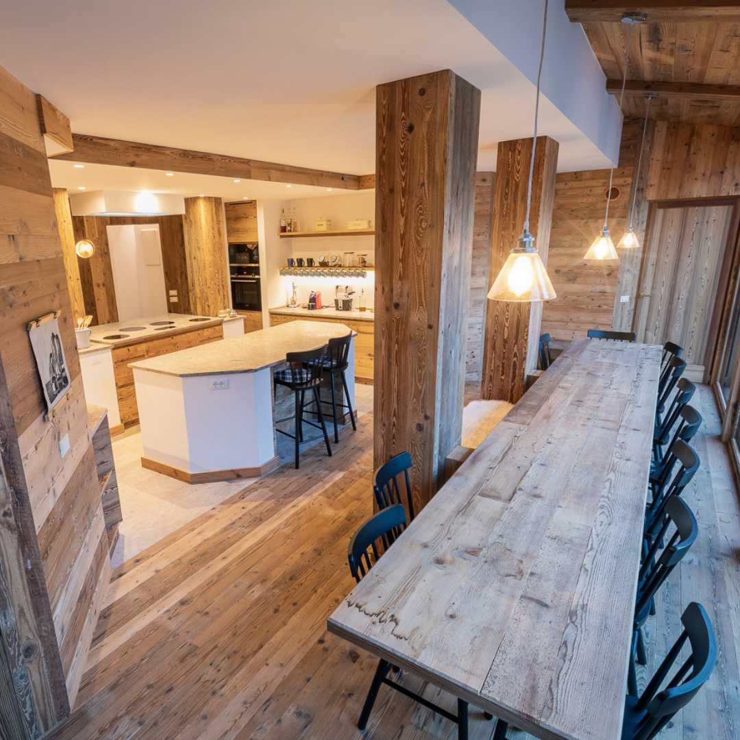 Zona pranzo numerosa per baita di montagna