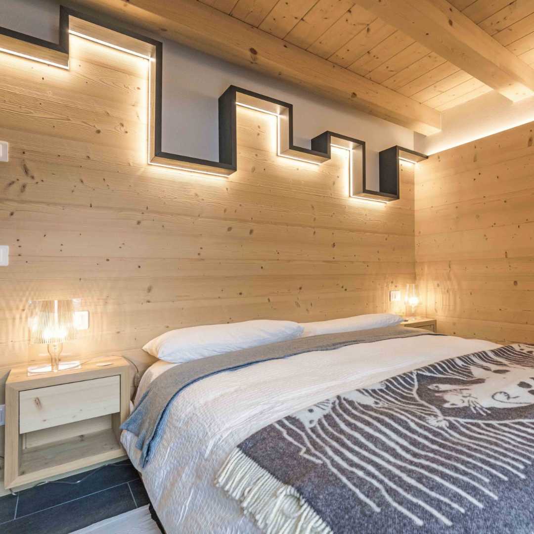 Rivestimenti parete camera da letto, comodini e soffitto in legno di abete