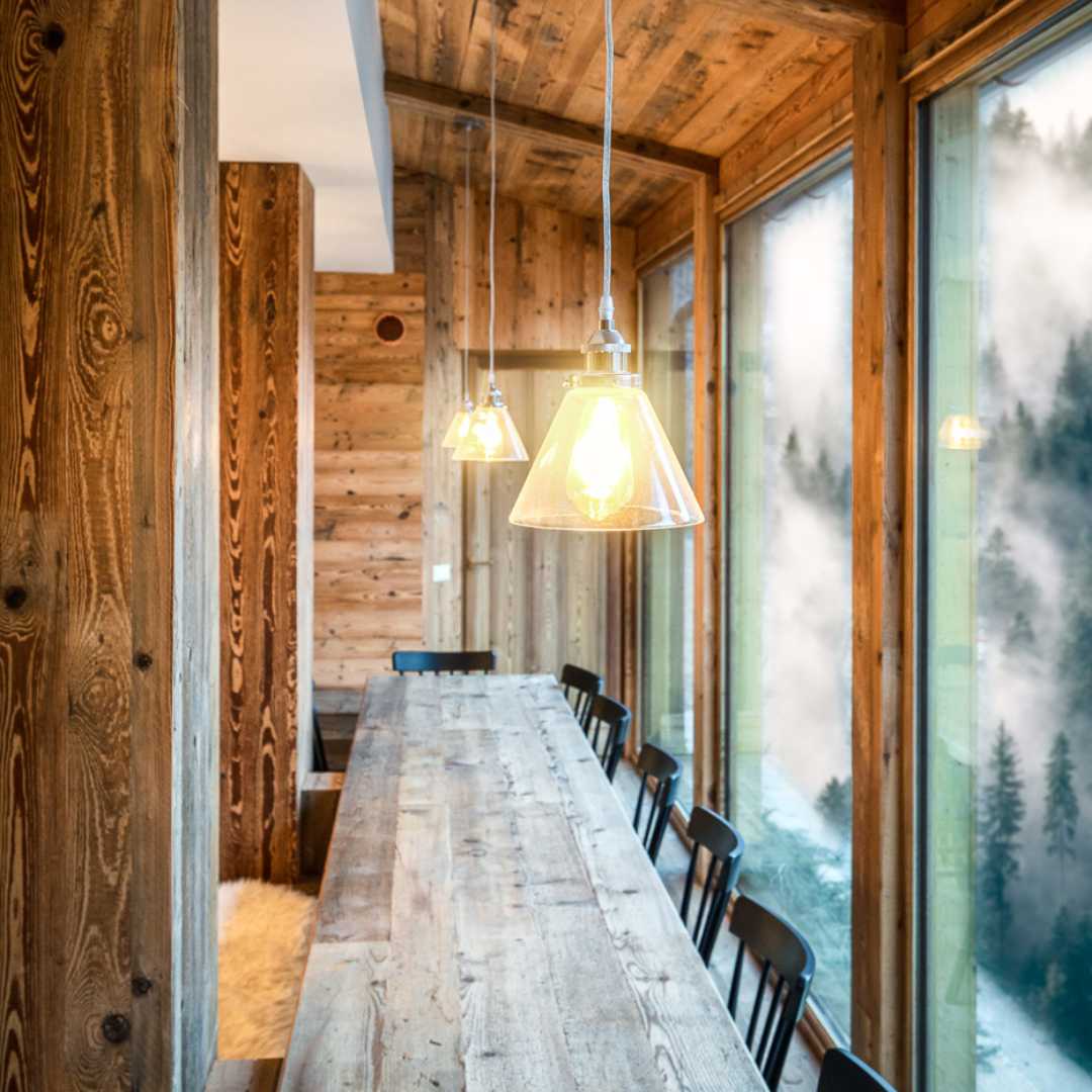 Tavolo lungo in legno per ospitare molte persone